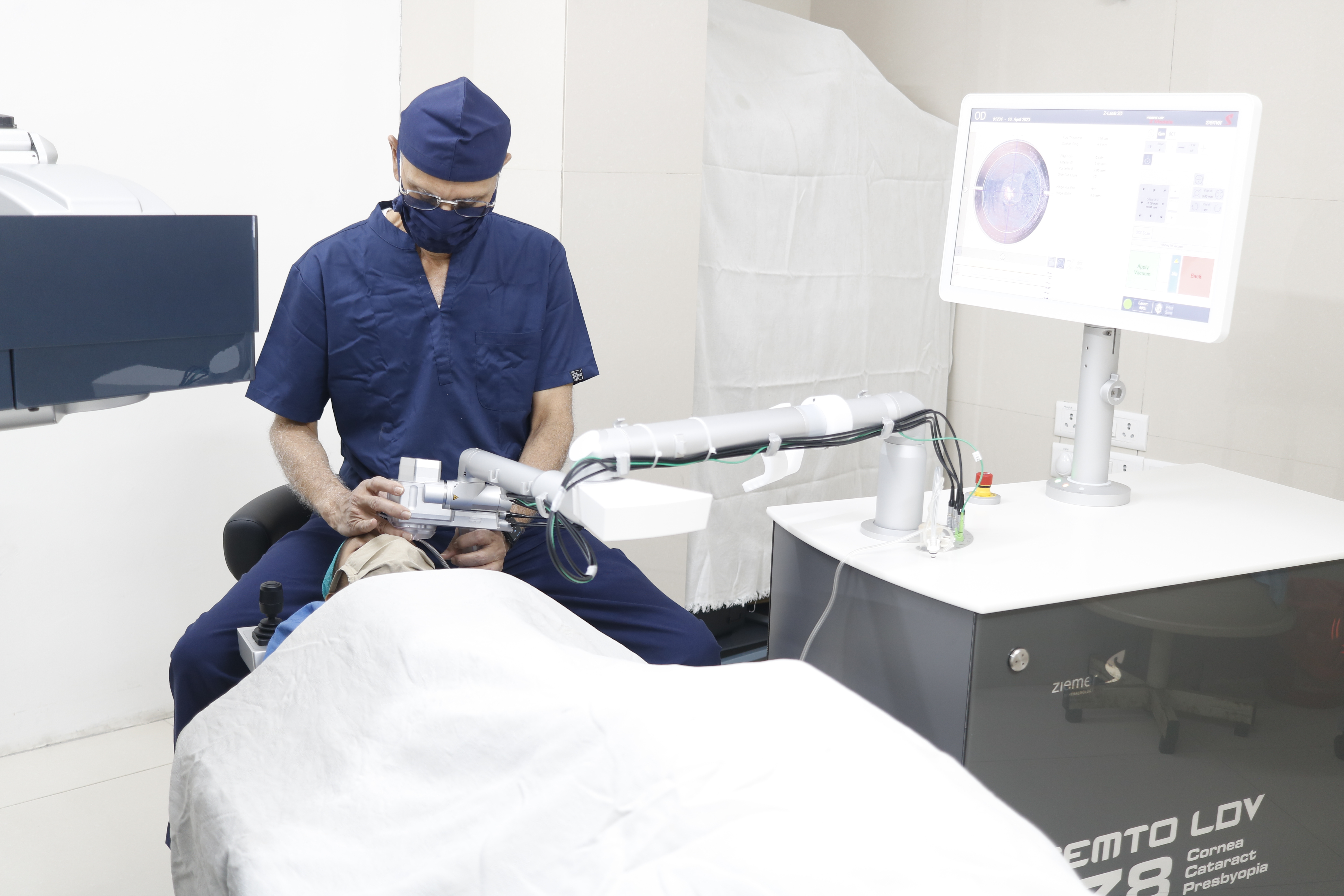 Dr. Suhas Haldipurkar, Eye Surgeon, Opthamalogist and best surgeon operating bladeless cataract and LASIK surgery at LAxmi Eye Hospitals and Institute, Navi Mumbai with centres at Kharghar, Panvel, Kamothe and Dombivali.